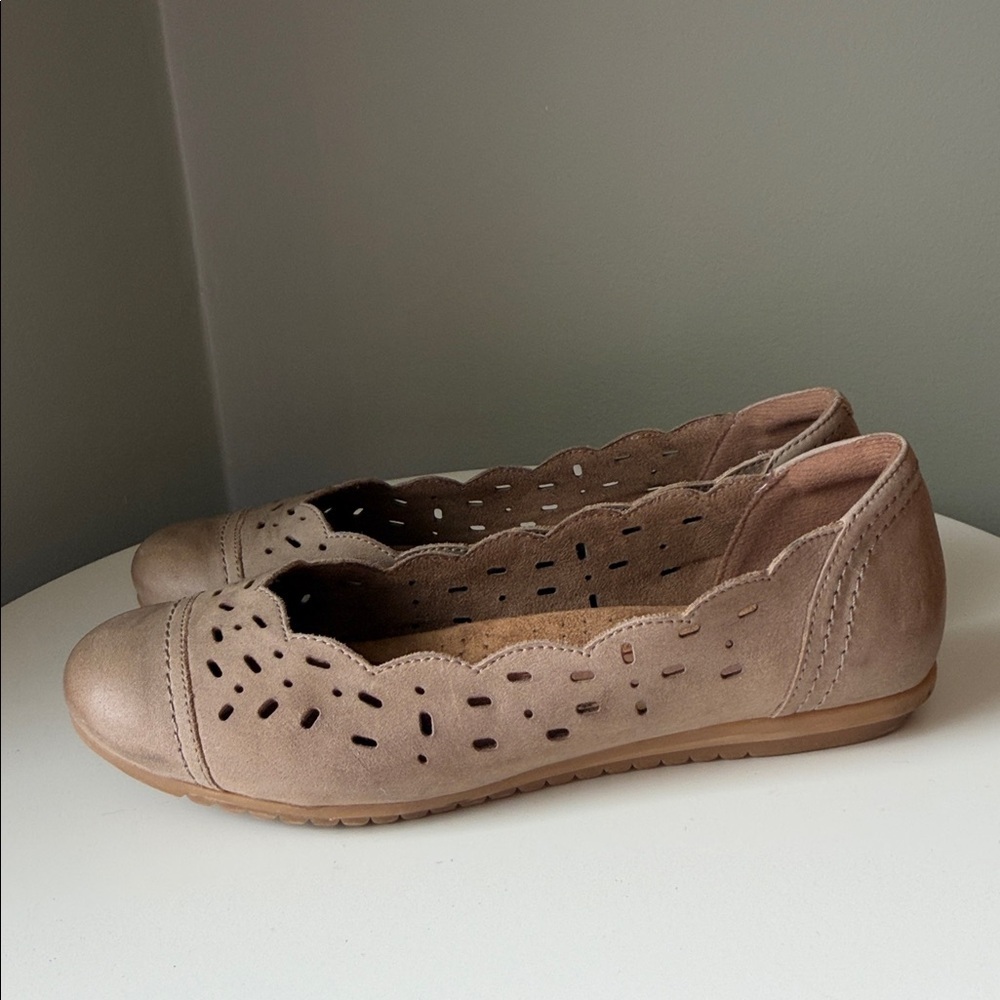 Cobb Hill Leather Suede ballet flats laser-cut detailing Tan Cushioned 8 WIDE - Picture 8 of 15